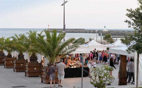 Marché nocturne du remblai des Sables d'Olonne